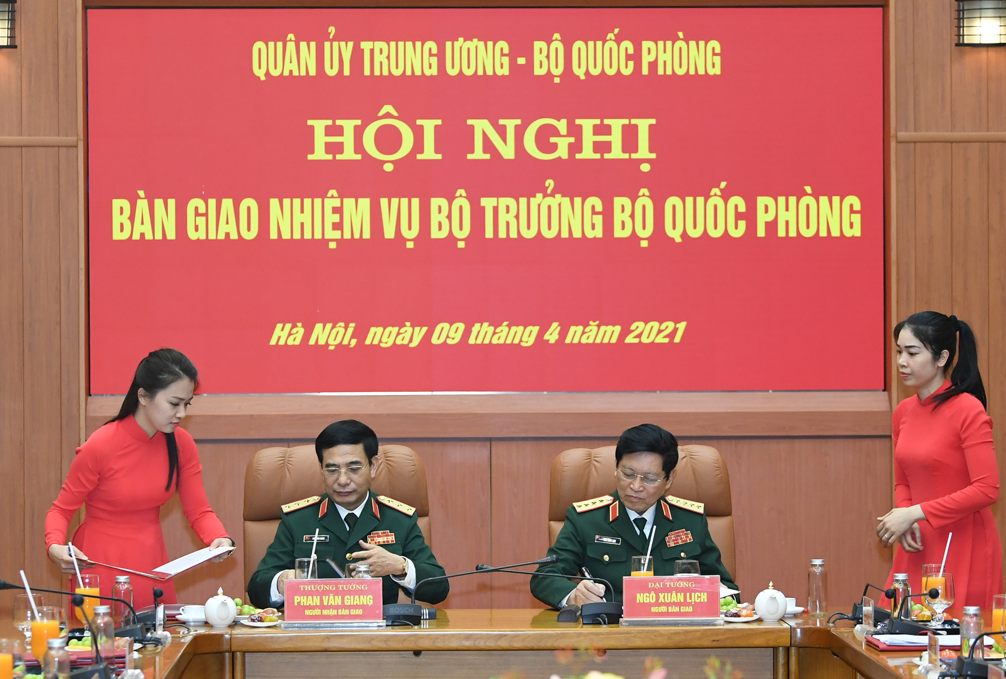 Đại tướng Ngô Xuân Lịch và Thượng tướng Phan Văn Giang ký kết biên bản bàn giao.